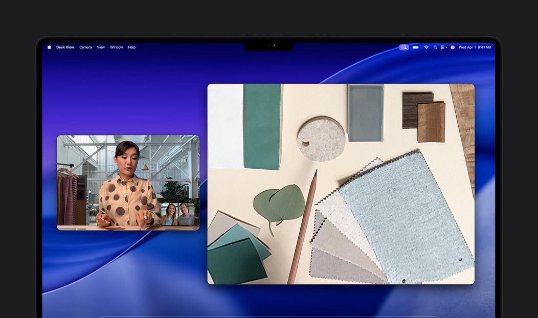 Ett videosamtal på MacBook Pro, där en person använder funktionen Bordsvisning för att visa upp sin arbetsyta som är fylld med tygrutor, för två personer i samtalet. Tack vare Bordsvisning kan personen visa sitt ansikte och arbetsytan på samma gång