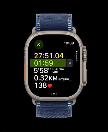 Apple Watch Ultra 3, titántok natúr színben, részletes, informatív mérőszámok egy kültéri futás edzésről, szíj, Terep pánt, kék-élénk kék színkombináció