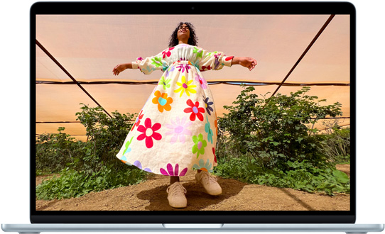 MacBook Air 15 inci, yang memperlihatkan layar Liquid Retina