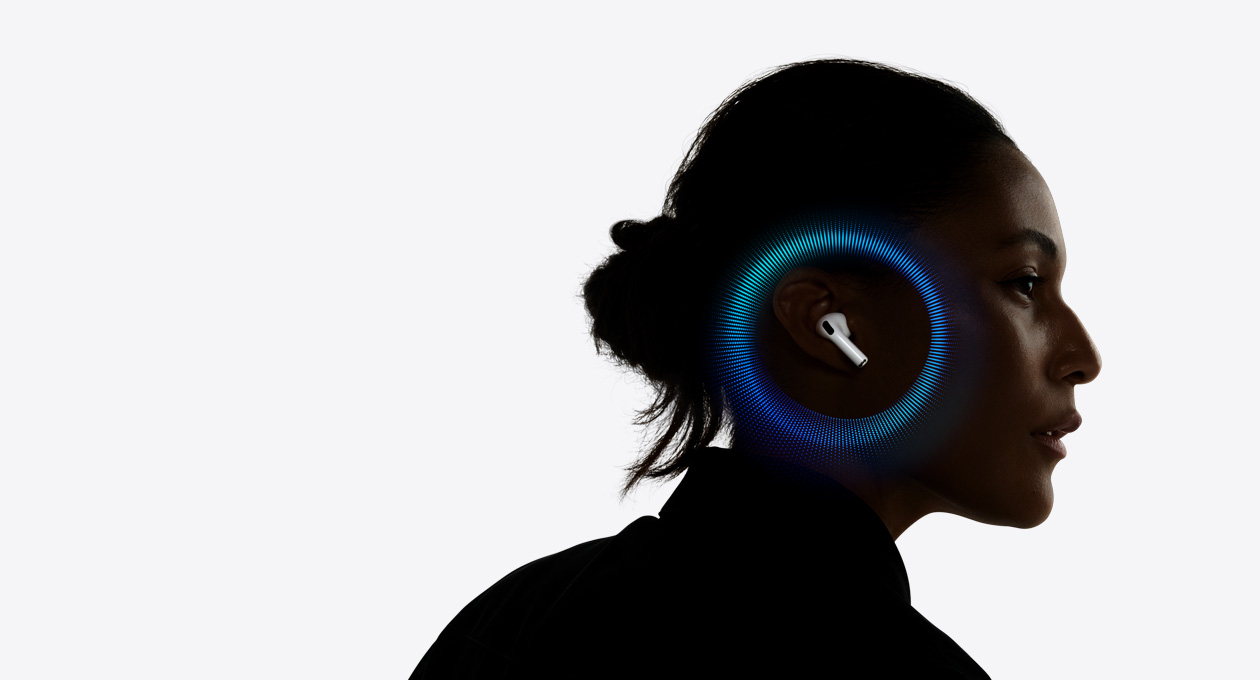 Žmogus su „AirPods Pro 3“, aplink kurio ausis pulsuoja bangos