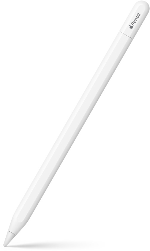 Pohled na nakloněný Apple Pencil USB‑C s hrotem směřujícím dolů. Vršek je zaoblený a je na něm vidět, kde se sundává víčko, aby se mohl připojit kabel USB‑C. V horní části je vidět logo Apple a název produktu. Dole je vidět stín.