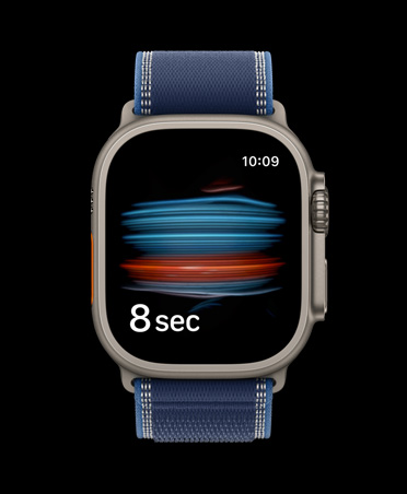 Apple Watch Ultra 3 med urkasse i farven naturligt titanium og test af iltniveauet i blodet i appen Sundhed