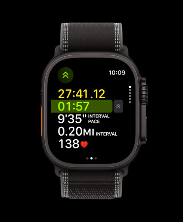Apple Watch Ultra 3 med urkasse i sort titanium, træningstypen Løb og næste interval