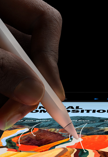 Een close-up van een Apple Pencil in een hand die tekent op een iPad-scherm.