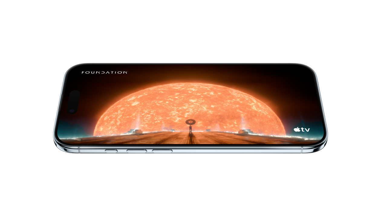 iPhone Air, šikmý pohled zepředu, na displeji se zobrazuje statický snímek ze seriálu Nadace na Apple TV
