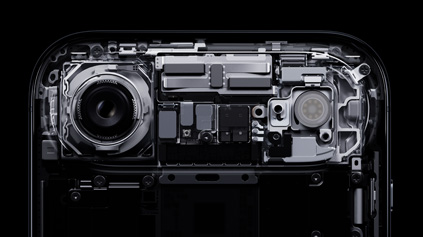 iPhone Air, jsou vidět vnitřní součásti ve vyvýšeném modulu fotosoustavy, například hlavní Fusion fotoaparát, blesk a čip